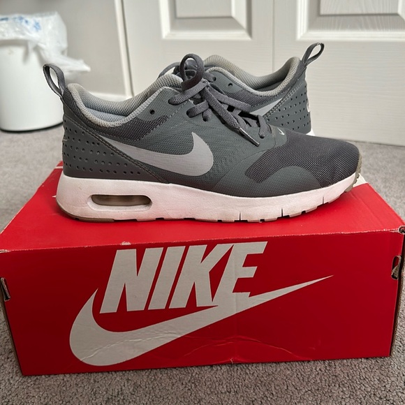 NIKE AIR MAX TAVAS GREY (4.5Y or 6.5 women) - Picture 2 of 11